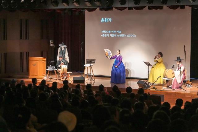 교보생명이 지난 12일 서울 종로구 교보생명 본사에서 우수고객 350명을 초청해 문화예술 프로그램 살롱 드 교보를 진행했다 사진교보생명
