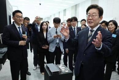 이재명 정부, AI 주권에 미래 건다…AI 3대 강국 K-파운데이션 모델 개발 경쟁 막 올랐다
