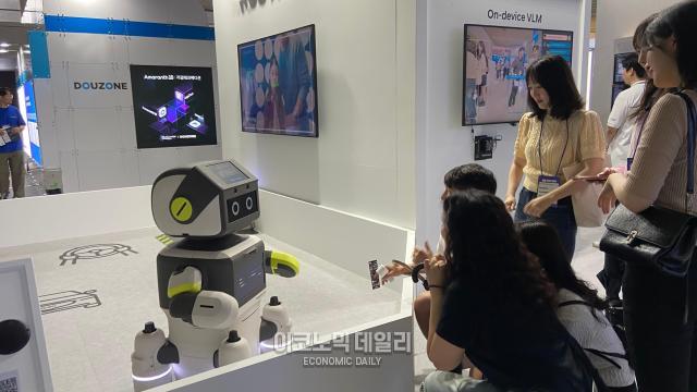 20일 서울 강남구 코엑스에서 열린 MASR 2025에 참가한 현대모터스그룹 부스를 방문한 관람객들이 휴머노이드 로봇 달이를 체험하고 있다사진김지영 기자