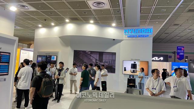 20일 서울 강남구 코엑스에서 열린 MASR 2025에 참가한 현대모터스그룹 전시장을 방문한 관람객들이 부스를 둘러보고 있다사진김지영 기자
