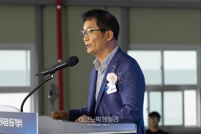 20일 특수차량 제조 전문기업 주골드밴 스마트 전주공장 증설 준공기념식에서 김수덕 골드밴 대표가 환영사를 하고 있다 사진박명섭 기자