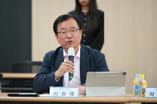 이현재 하남시장이 6월 20일 미사센텀비즈에서 열린 ‘찾아가는 기업애로 상담 및 지원사업 설명회’에서 기업인들의 건의사항을 경청하며 애로사항 해소를 위한 시의 해결 방안을 설명하고 있다 사진하남시