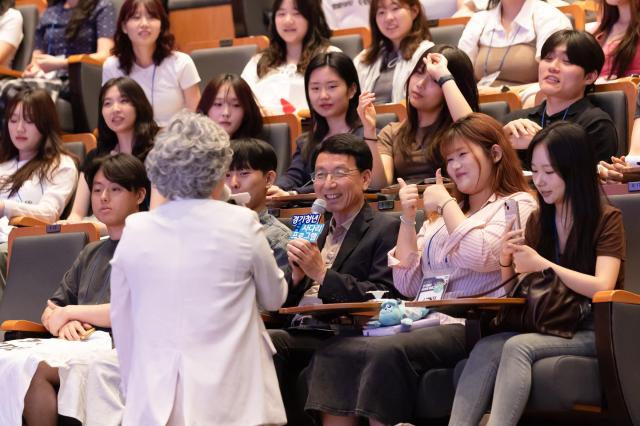21일 오후 경기도청 다산홀에서 열린 경기청년사다리프로그램3기 발대식에서 김성중 행정1부지사가 참석하고 있다 사진경기도