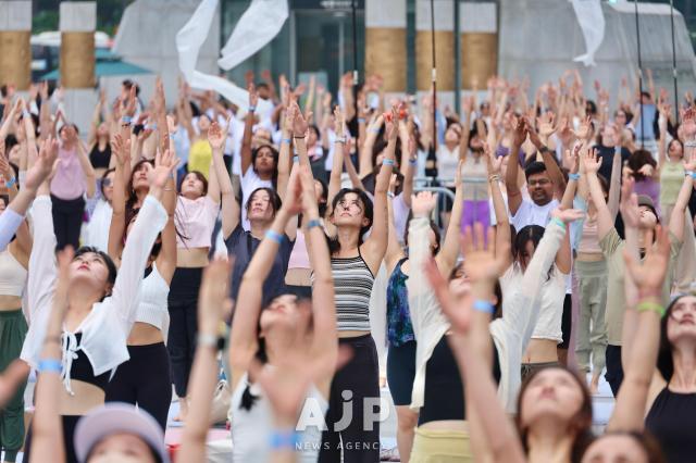 Yoga enthusiasts in Seoul gather to celebrate international day