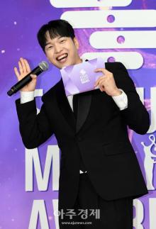 [포토] 유재필, 2025 서가대 레드카펫 MC