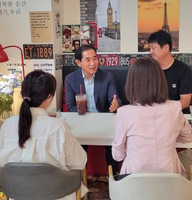 권중석 의원이 학교 민원을 해결하기 위해 서부1동에 위치한 성암 초등학교 운영위원들과 이야기 하고 있다 사진김규남 기자