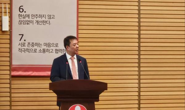지난 16일 중국 지린성 옌볜 이도백하에 있는 백산수 공장에서 안명식 옌볜농심 법인장이 백산수를 설명하는 모습 사진홍승완 기자