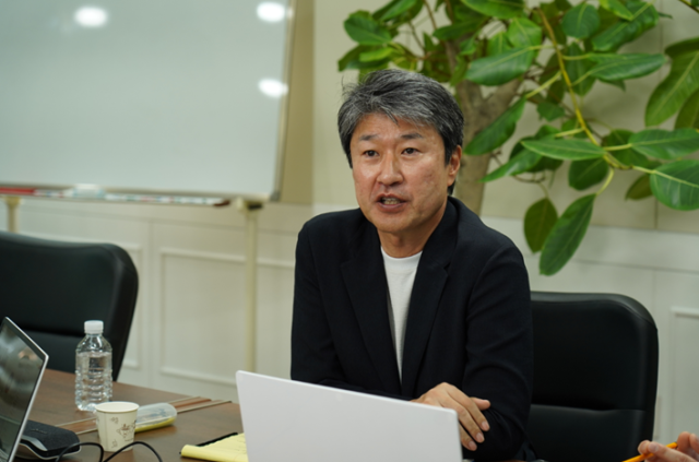 송호준 에코프로 대표가 최근 지주사 직원들을 대상으로 온라인 경영 설명회를 진행하고 있는 모습 사진에코프로