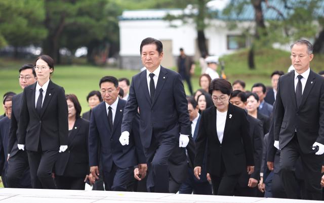 당 대표 출마를 선언한 정청래 더불어민주당 의원이 지난 16일 서울 동작구 국립서울현충원 현충탑을 참배하기 위해 이동하고 있다