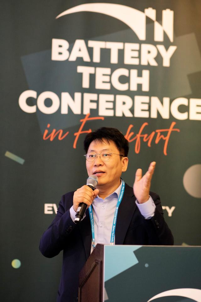 김동명 LG에너지솔루션 최고경영자사장이 글로벌 인재 채용 행사 BTC in 프랑크푸르트에서 발표하고 있다 사진LG에너지솔루션