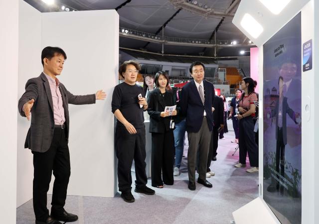 용호성 제1차관이 마이케이페스타 행사장에서 마이버스 포드 체험을 하고 있다 사진문체부