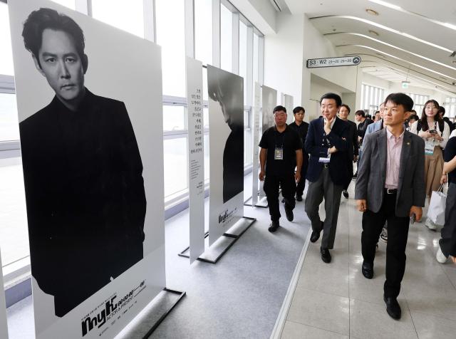용호성 제1차관을 비롯한 관계자들이 마이케이페스타 행사장에 설치된 사진전을 관람하고 있다 사진문체부