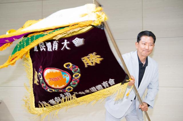 김장호 구미시장이 제 63회 경북도민체육대회 구미시 선수단 해단식에서 준우승기를 흔들며 선수단의 노고를 치하하고 있다 사진구미시