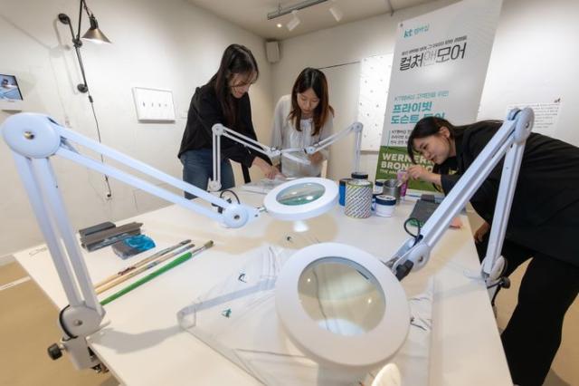 KT 멤버십 고객들이 서울시 종로구에 위치한 그라운드시소 서촌에서 워너 브롱크호스트 프라이빗 도슨트 투어를 즐기고 있는 모습 사진KT