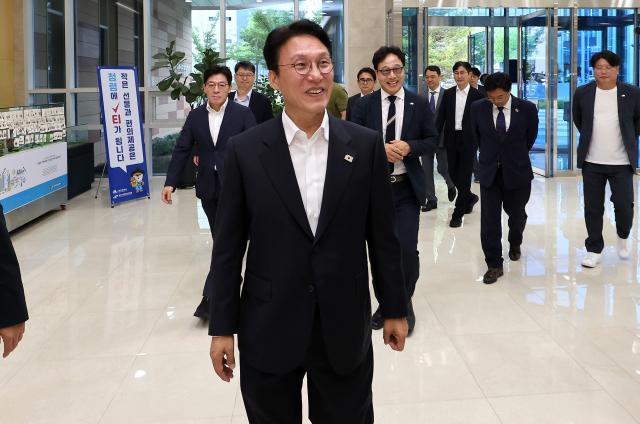 김민석 국무총리 후보자가 20일 대구 수성구 대구디지털혁신진흥원에서 열린 인공지능 전환AX 연구거점 조성을 위한 경청 간담회에 참석하기 위해 이동하고 있다
