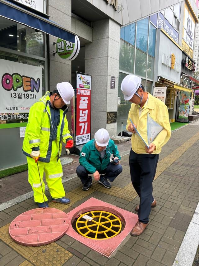풍수해 대비 주요 하수도 시설 점검 중인 박승삼 부시장가운데 모습 사진시흥시