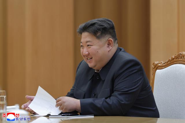 조선중앙통신이 지난 18일 김정은 북한 국무위원장이 세르게이 쇼이구 러시아 국가안보회의 서기를 전날 만나 두 나라 간 조약의 범위 내에서 협조할 내용을 확정하고 관련 계획을 수락했다고 보도했다 사진연합뉴스