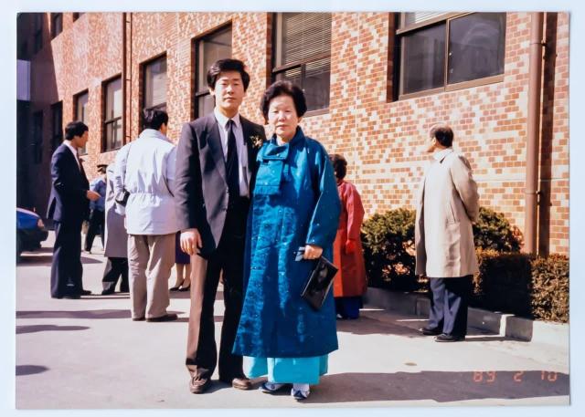 1989년 사법연수원 졸업식에서 모친인 고故 구호명 여사와 기념 촬영을 하는 이재명 대통령 사진연합뉴스