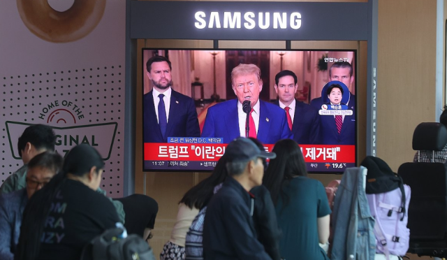 22일 서울 용산구 서울역 대합실에서 시민들이 미국 공습 관련 도널드 트럼프 대통령 대국민 연설 방송을 시청 중이다 사진연합뉴스