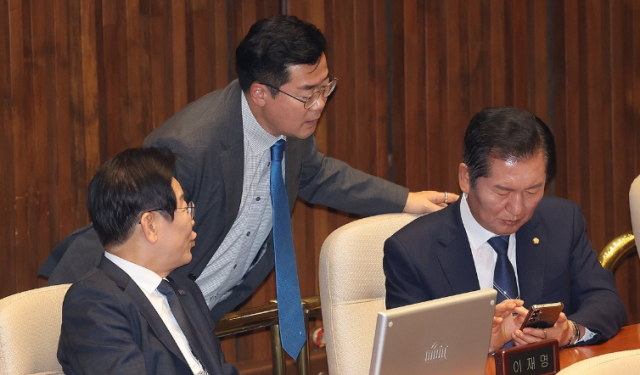 이재명 당시 더불어민주당 대표와 박찬대 원내대표가운데 정청래 의원오른쪽이 지난해 9월 11일 오후 대정부 질문이 진행된 국회 본회의장에서 휴대전화를 함께 보며 대화하고 있다 사진연합뉴스