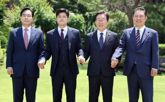 Lee meets ruling and opposition leaders at his residence