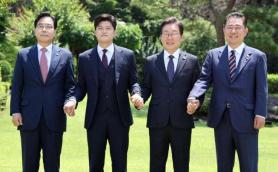 Lee meets ruling and opposition leaders at his residence