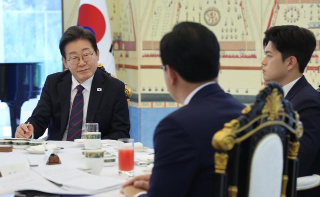 이재명 대통령이 22일 서울 용산구 한남동 관저에서 열린 여야 지도부와의 오찬에서 국민의힘 송언석 원내대표뒷모습의 발언을 듣고 있다 오른쪽은 김용태 비대위원장 사진연합뉴스