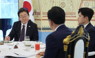 이재명, 여야 지도부 만나 어려운 상황 함께 이겨내자