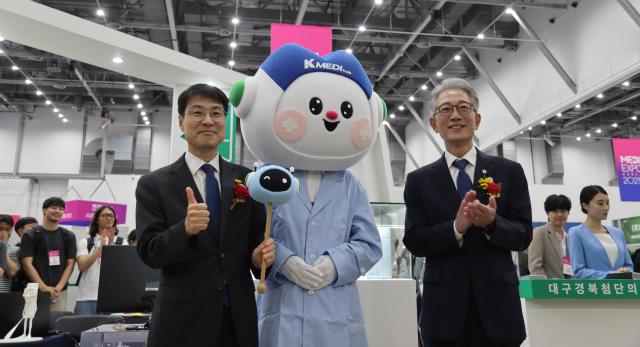 KOADMEX 2025박람회 케이메디허브 홍보관에서 기념사진을 촬영하고 있는 김정기 대구광역시장 권한대행 행정부시장좌과 박구선 케이메디허브 이사장이다 사진케이메디허브