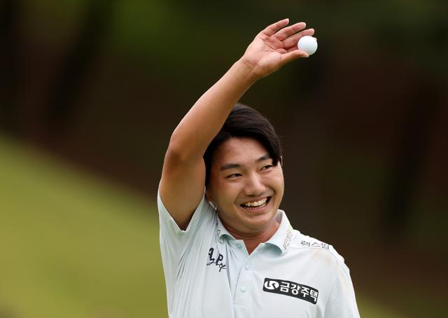 옥태훈이 22일 경남 양산 에이원 컨트리클럽에서 열린 제68회 한국프로골프KPGA 선수권대회 4라운드에서 우승을 확정 짓고 기뻐하고 있다 사진연합뉴스