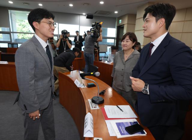 김용태 국민의힘 비상대책위원장이 22일 서울 성북구 고려대학교 의과대학 문숙의학관에서 전공의·의대생들에게 듣는 의료대란 해결 방안을 주제로 대한의료정책학교가 주최한 대담에서 참석자들과 대화하고 있다 사진연합뉴스
