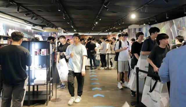 신세계백화점 강남점 지하 1층에 글로벌 인기 모바일 게임 승리의 여신 니케의 팝업스토어를 진행하고 있다 사진신세계백화점