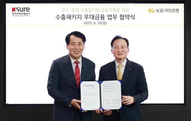 지난 20일 KB국민은행 본사에서 열린 중소·중견기업 수출입 활성화를 위한 업무협약식에 장영진 한국무역보험공사 사장좌측과 이환주 국민은행장우측이 기념촬영을 하고 있다 사진국민은행
