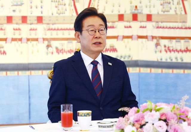 이재명 대통령이 22일 서울 한남동 관저에서 열린 여야 지도부와의 오찬 회동에서 발언하고 있다 사진연합뉴스