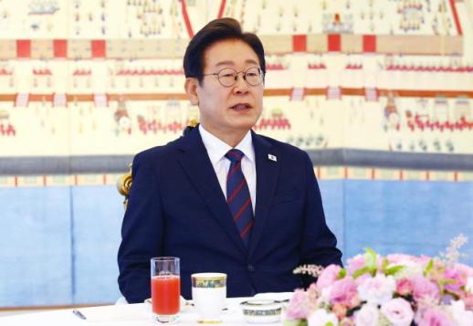 李 대통령 첫 국정지지율 59.3%…민주 48.4%·국민의힘 31.4%
