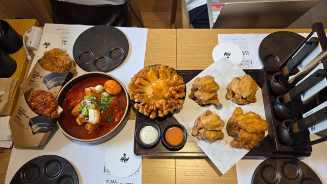 교촌1호점에서만 맛볼 수 있는 특화메뉴. [사진=김현아 기자]