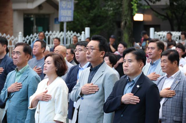 제20회 한미친선 한마음축제에서 국민의례하는 내외빈 모습 사진평택시의회