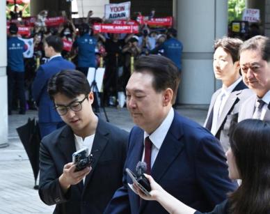 [포토] 내란혐의 8차 공판 출석하는 윤석열 전 대통령