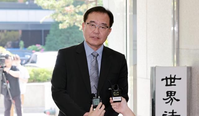 순직 해병 수사 방해 의혹 사건을 수사하는 이명현 특별검사가 23일 서울 서초구 사무실로 출근하며 취재진 질문에 답하고 있다 사진연합뉴스