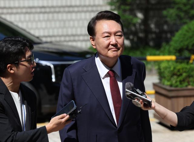 윤석열 전 대통령이 23일 서울 서초구 서울중앙지방법원에서 열린 내란 우두머리 혐의·직권남용 권리행사 방해 혐의 사건 8차 공판에 출석하고 있다 2025623사진연합뉴스 사진공동취재단