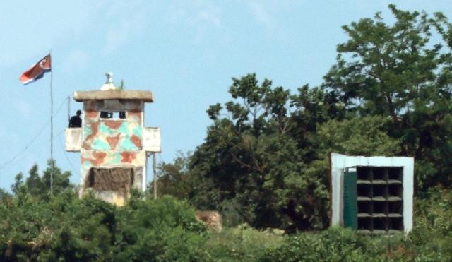 지난 12일 경기도 파주 자유로에서 바라본 북한 대남 방송 스피커 옆 초소에서 북한군이 경계 근무하고 있다 사진연합뉴스