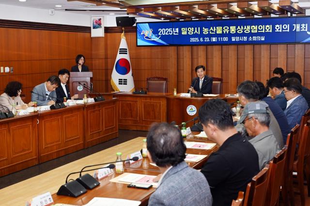 안병구 밀양시장이 23일 시청 소회의실에서 열린 2025년 밀양시 농산물유통상생협의회에서 인사말을 하고 있다 사진밀양시