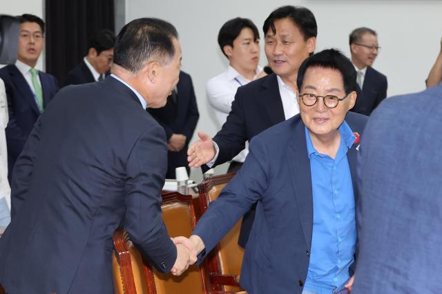 국민의힘 소속 신성범 국회 정보위원장이 23일 서울 여의도 국회에서 열린 정보위 전체회의에서 더불어민주당 박지원 의원과 악수하고 있다 사진연합뉴스