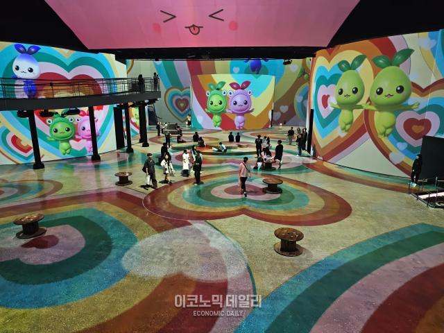 로스트아크 최초로 단독 미디어아트 전시 ‘빛의 여정’을 개최사진선재관 기자