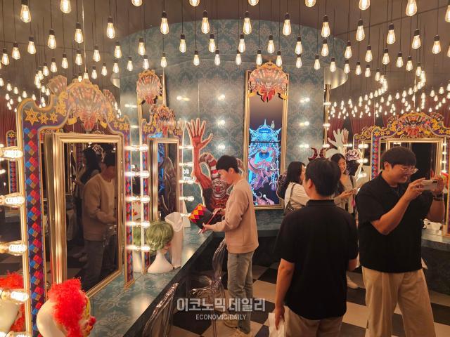 로스트아크 최초로 단독 미디어아트 전시 ‘빛의 여정’ 전시장에 마련된  쿠크세이튼 분장실 사진선재관 기자