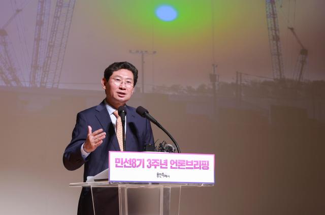 이상일 시장이 민선8기 3주년 언론브리핑을 하고 있다사진용인시