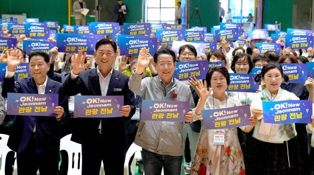 김영록 전라남도지사가 23일 오후 장성군민회관에서 열린 ‘전남문화관광해설사협회 한마음대회’ 행사에서 참석자들과 기념촬영을 하고 있다사진전남도