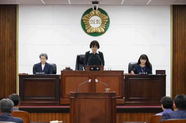 동해시의회가 23일 제353회 제1차 정례회 제3차 본회의를 열고 주요 안건들을 의결하고 있다 사진동해시의회