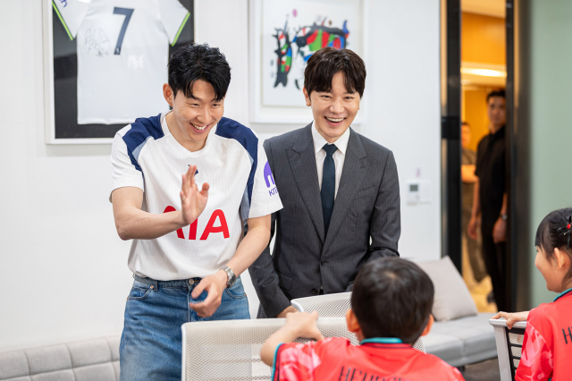 AIA생명이 지난 21 서울 중구 AIA타워에서 축구선수 손흥민과 소아암 아동을 위한 꿈 멘토링을 진행했다 사진AIA생명