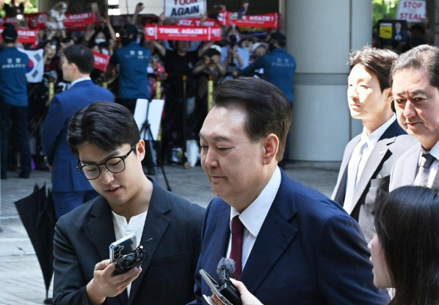 윤석열 전 대통령이 23일 오전 서울 서초구 서울중앙지방법원에서 열린 내란 우두머리 혐의·직권남용 권리행사 방해 혐의 사건 8차 공판에 출석했다 사진연합뉴스
